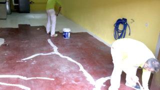 Trabajo de pintura en suelo residencial