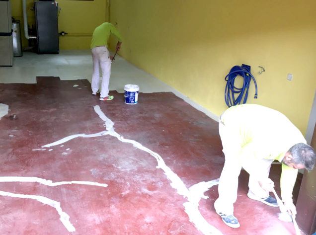 Trabajo de pintura en suelo residencial